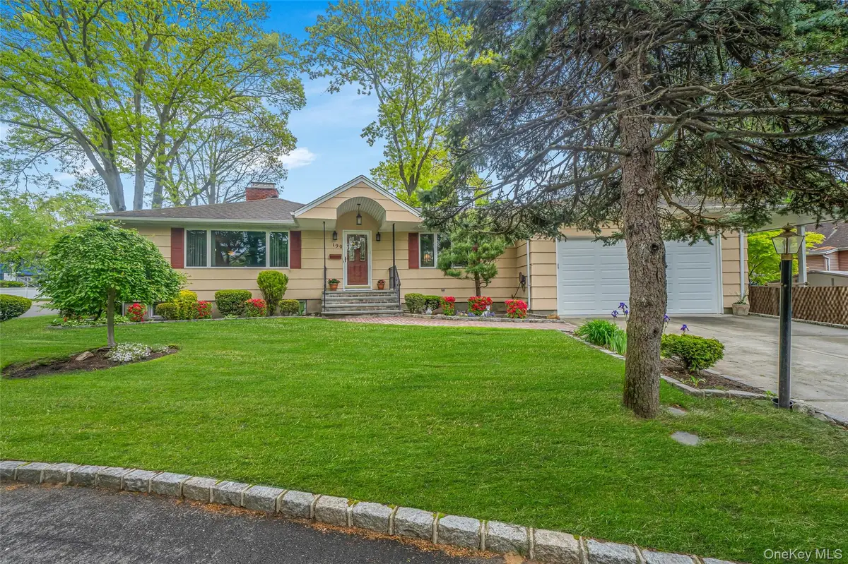 190 Lake Drive, Copiague, NY 11726 - #1
