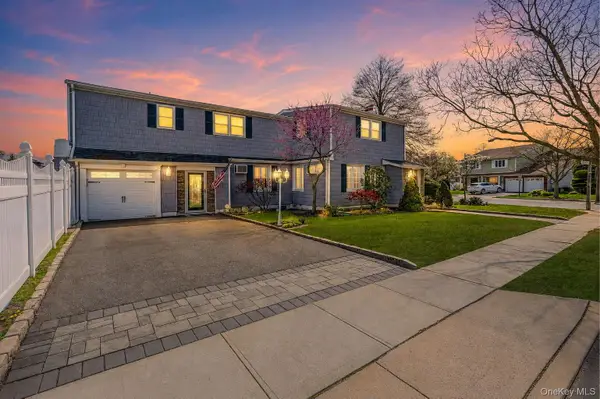 2 Sutton Place, Massapequa, NY 11758