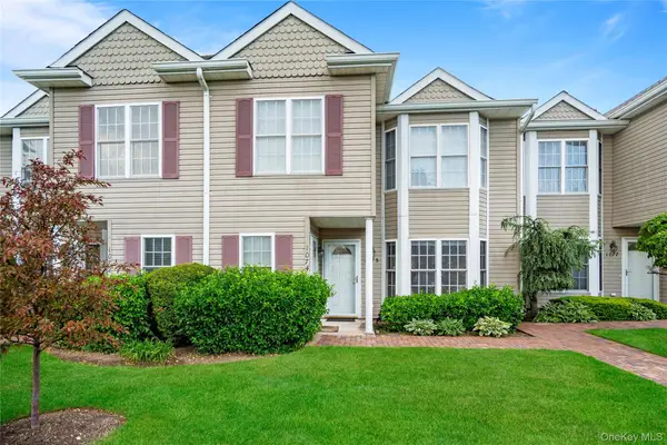 1075 Savoy Drive, Melville, NY 11747