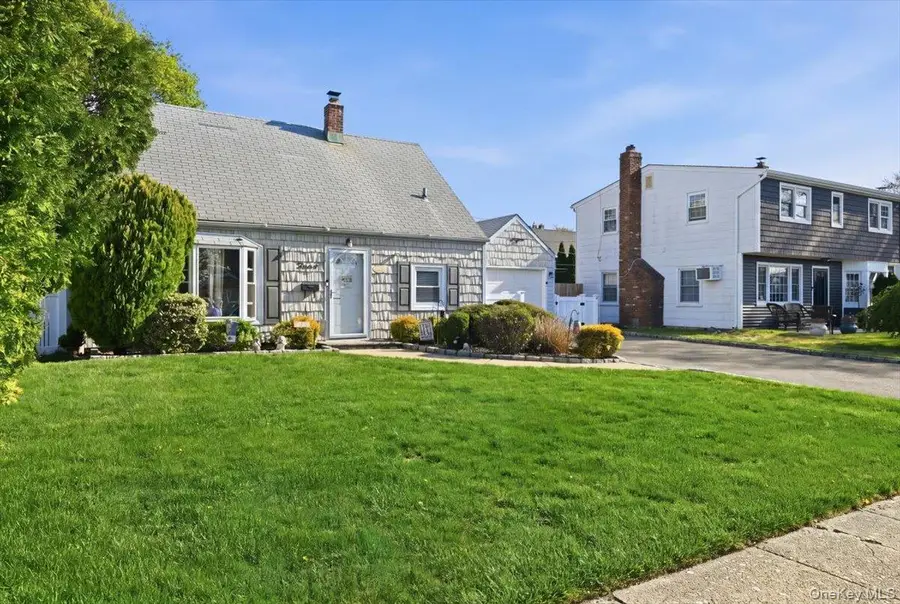 13 Grove Lane, Levittown, NY 11756 - #2
