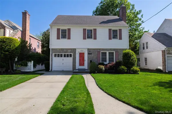19 Saint Thomas Place, Malverne, NY 11565