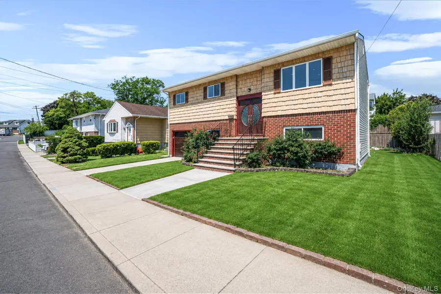 242 Roquette Avenue, Floral Park, NY 11001 - #2