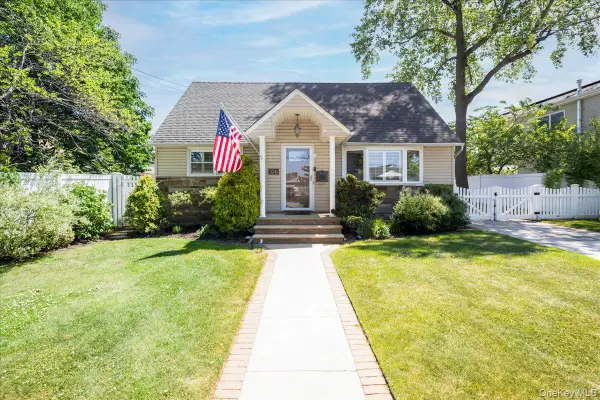 32 Yost Boulevard, Oceanside, NY 11572