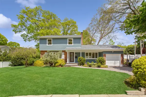 15 Locust Road, Old Bethpage, NY 11804