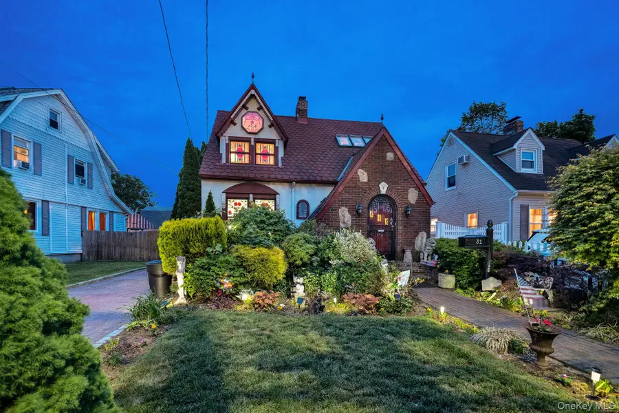 31 Roosevelt Avenue, Hicksville, NY 11801 - #2