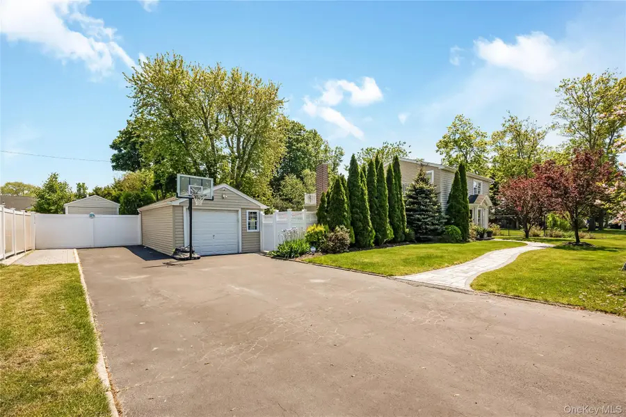 427 Vanderbilt Boulevard, Oakdale, NY 11769 - #3