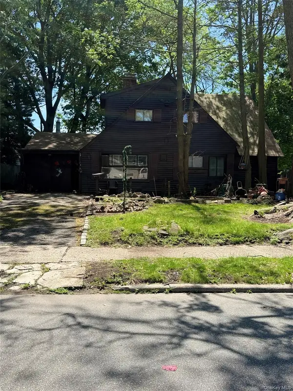 4 Legend Lane, Westbury, NY 11590