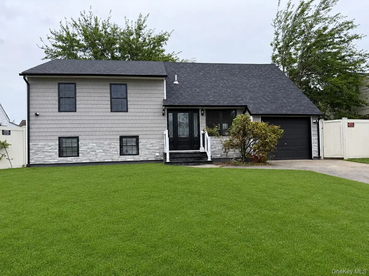 933 N Queens Avenue, Lindenhurst, NY 11757 - #1