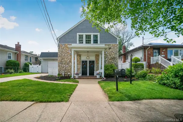17 Oxford Street, Malverne, NY 11565
