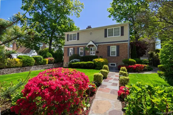 124 Peterhoff Avenue, Malverne, NY 11565