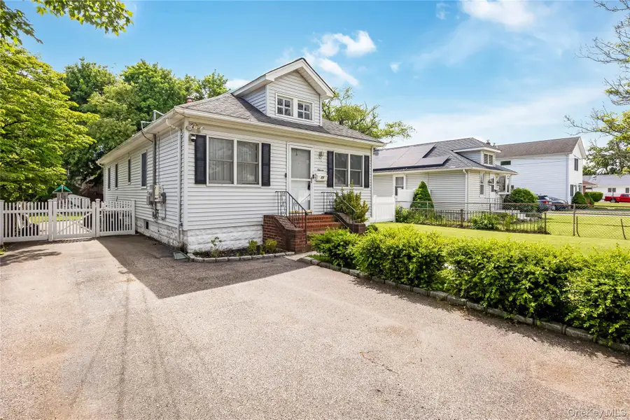 11 Locust Avenue E, Farmingdale, NY 11735 - #3