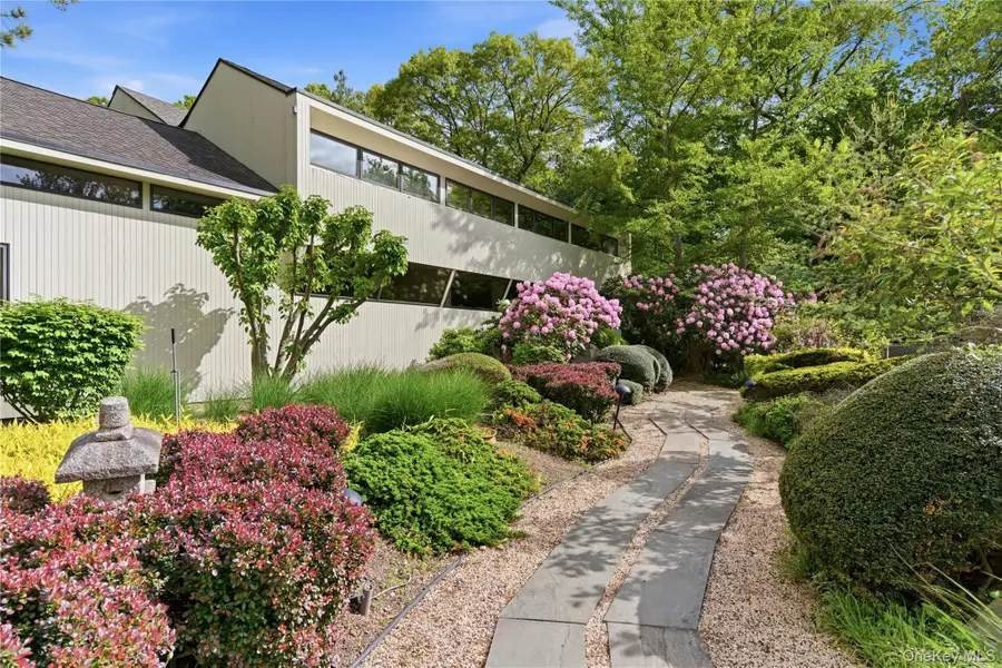 6 Deepwood Court, Old Westbury, NY 11568 - #2
