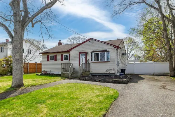 1221 3rd Street, West Babylon, NY 11704