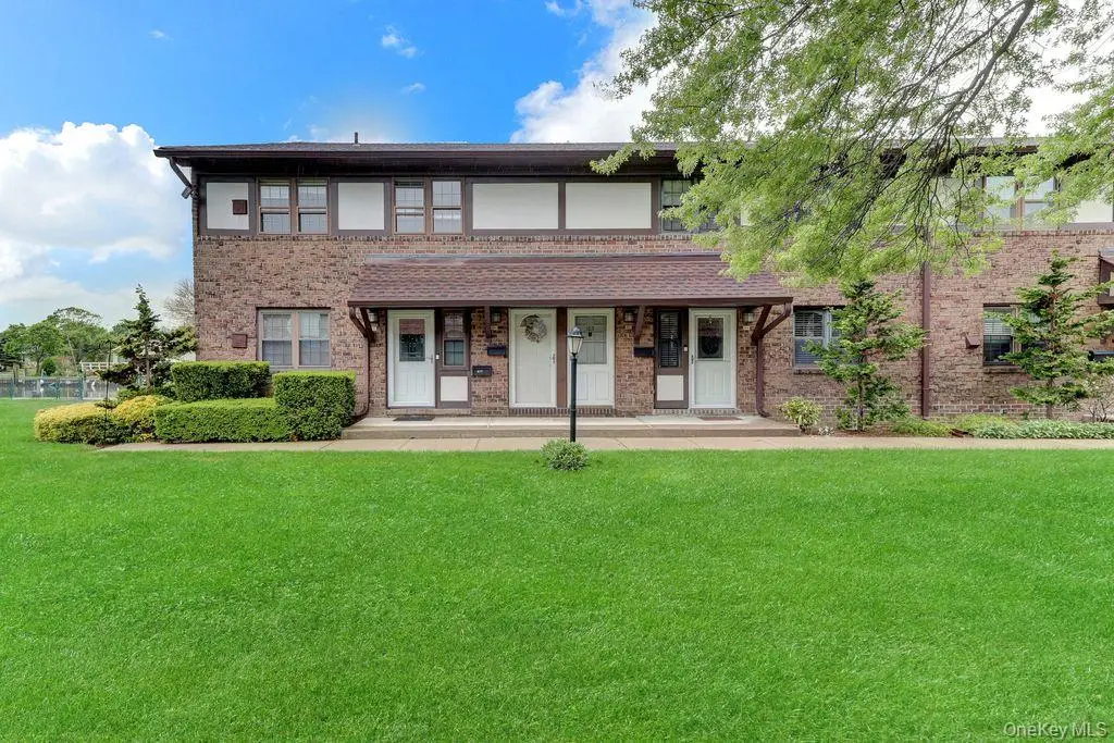 102 Mariners Way, Copiague, NY 11726 - #1