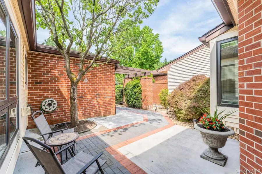 215 Hornbill Drive, Manhasset, NY 11030 - #3