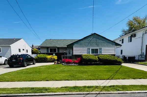 10 Schley Avenue, Lindenhurst, NY 11757