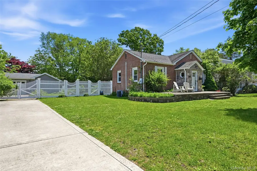 17 Pauchogue Avenue, East Islip, NY 11730 - #2