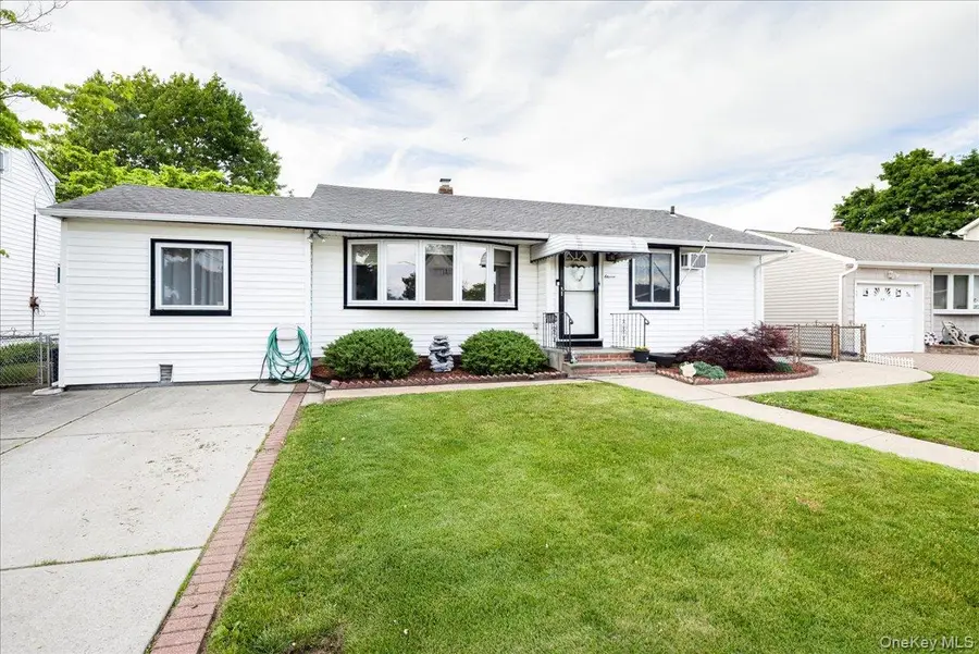11 Adelphi Road, Hicksville, NY 11801 - #3