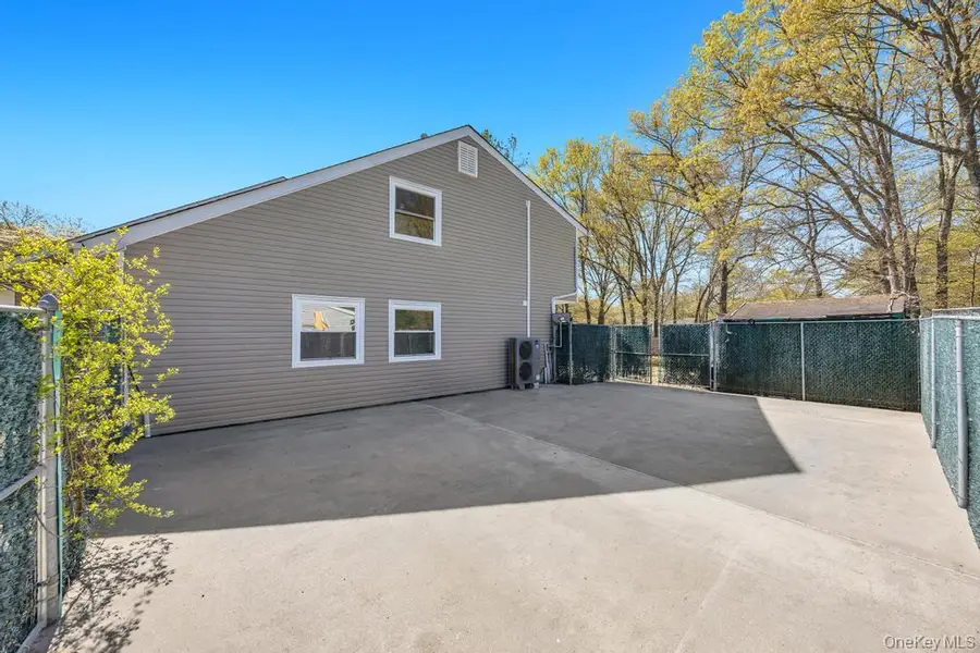 8 Grand Canyon Lane, Coram, NY 11727 - #3