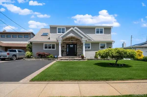 41 Jefferson Place, Massapequa, NY 11758