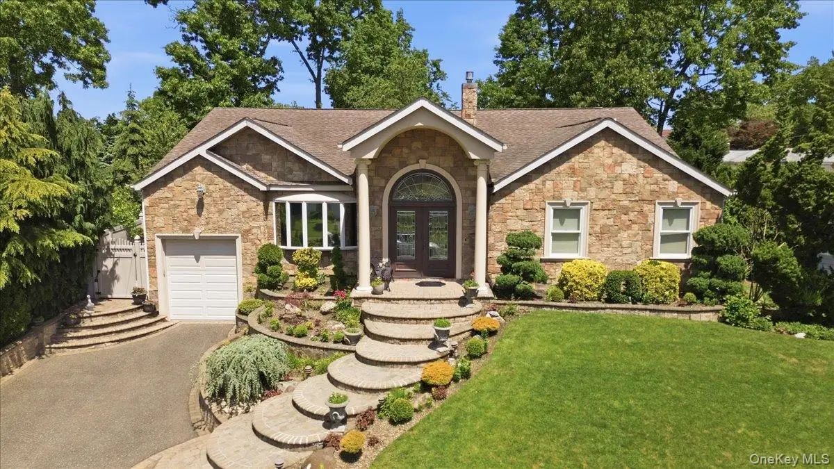 9 Robert Circle, Syosset, NY 11791 - #1