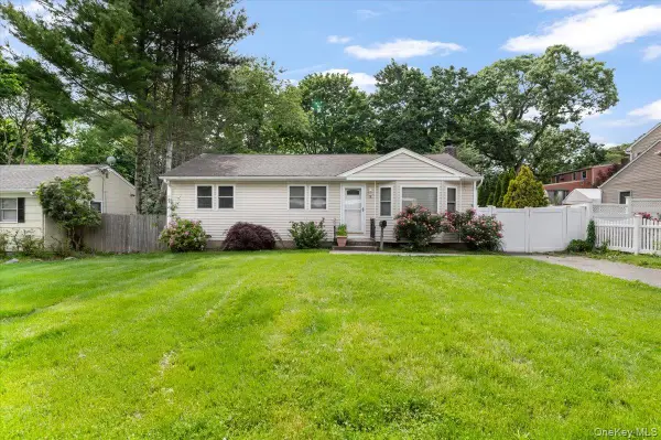 3 Kilburn Avenue, Huntington Station, NY 11746