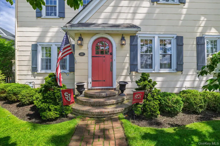 1 Schuyler Avenue, Rockville Centre, NY 11570 - #3