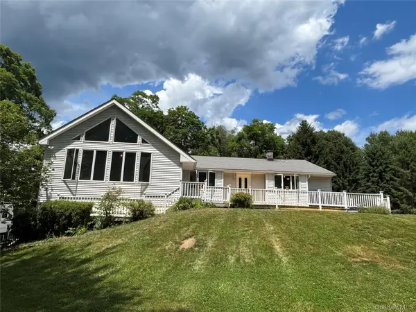 8 Trillium Road, Pleasant Valley, NY 12569