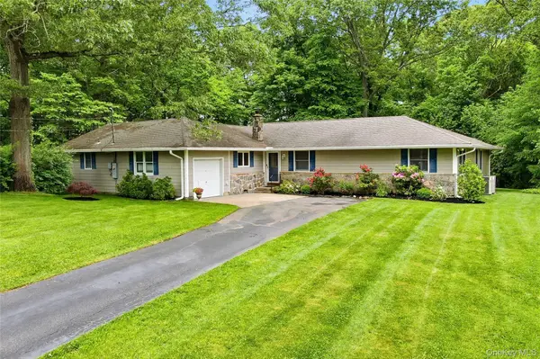 25 Edcris Lane, Huntington, NY 11743