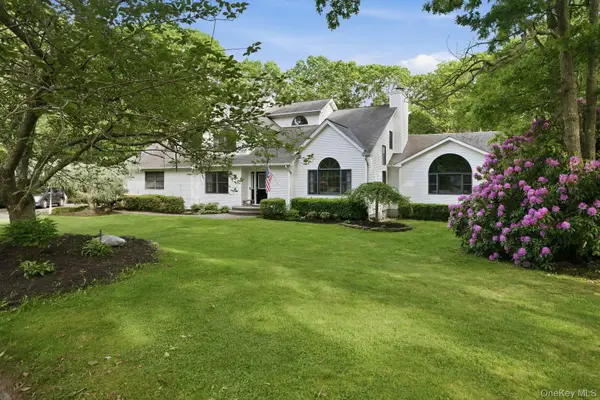 8 Lorraine Court, Medford, NY 11763