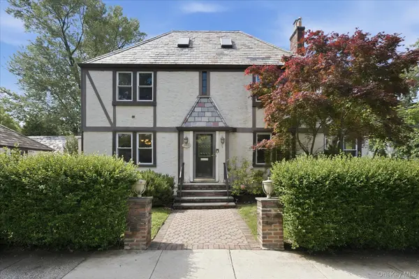 261-21 Pembroke Avenue, Great Neck, NY 11020