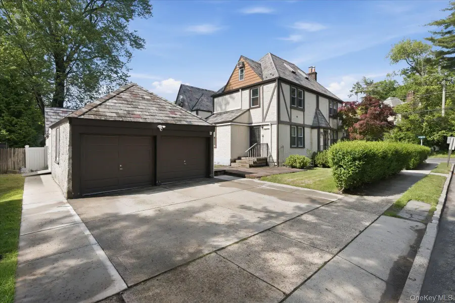 261-21 Pembroke Avenue, Great Neck, NY 11020 - #3