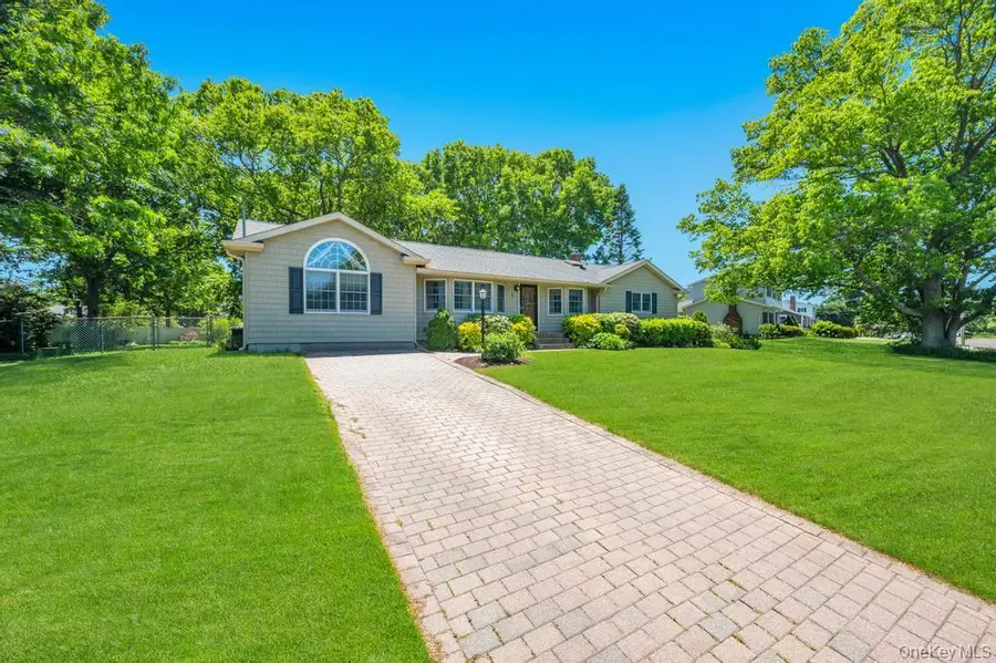 8 Camille Lane, Holbrook, NY 11741 - #3