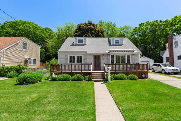 12 Leslie Lane, Massapequa, NY 11758