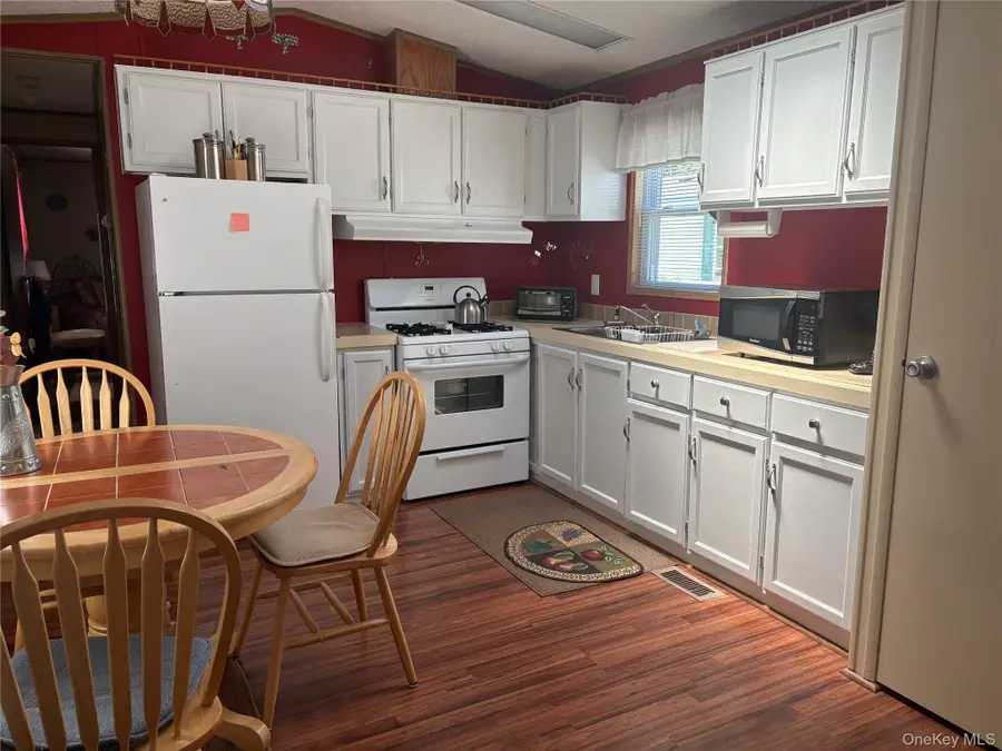525/B11 Riverleigh Avenue #B11, Riverhead, NY 11901 - #2