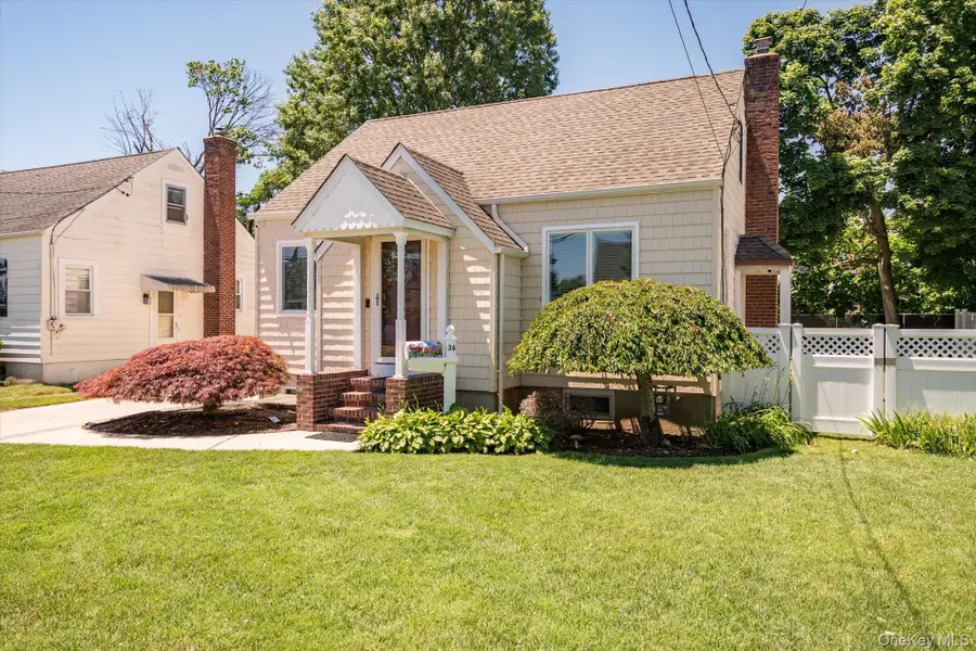 36 Iroquois Place, Farmingdale, NY 11735 - #3