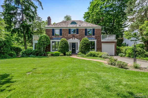 8 Parkside Drive, Great Neck, NY 11021