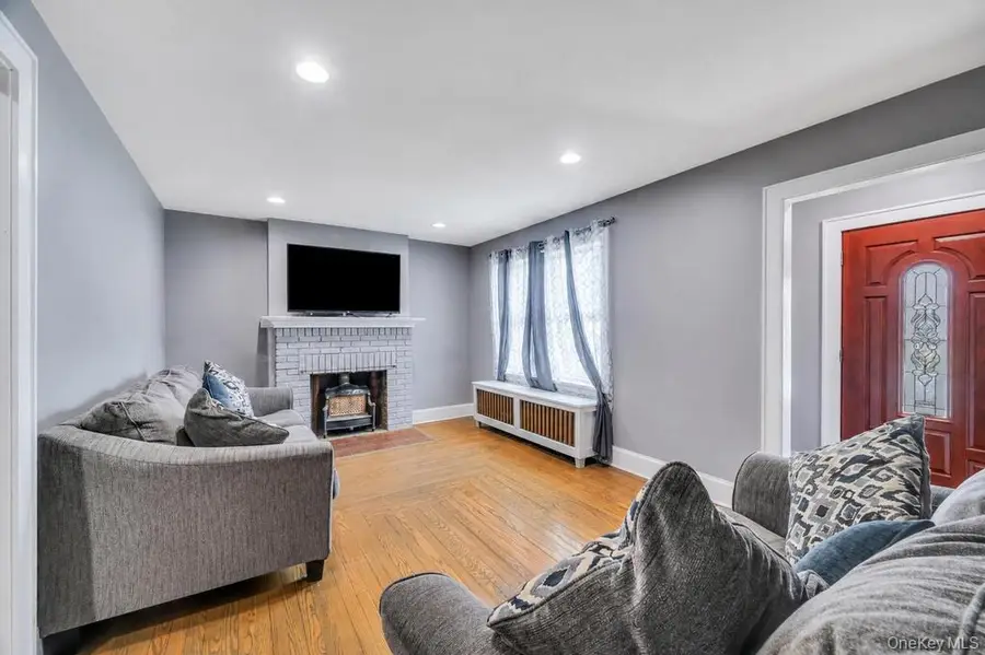 12 Mallar Avenue, Bay Shore, NY 11706 - #3