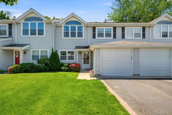 22 Indian Trace, Kings Park, NY 11754