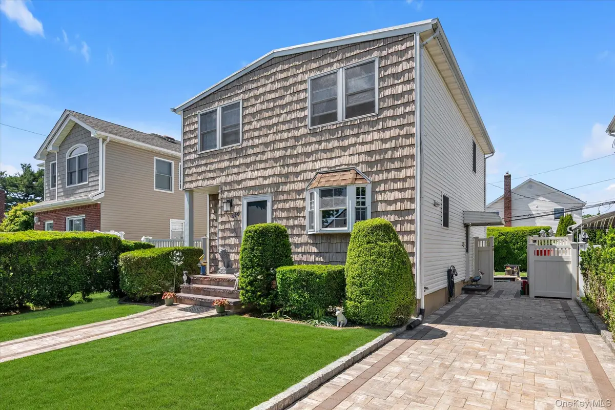 206 Arlington Street, Mineola, NY 11501 - #1