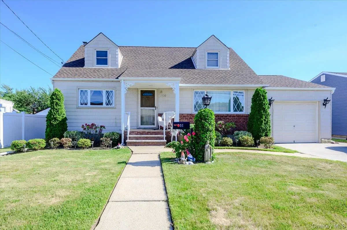206 N Iowa Avenue, Massapequa, NY 11758 - #1