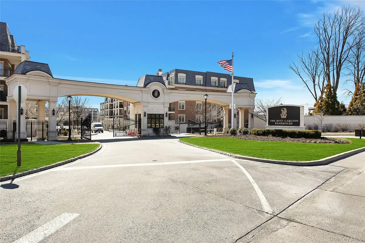 1000 Royal Court #1105, North Hills, NY 11030 - #1