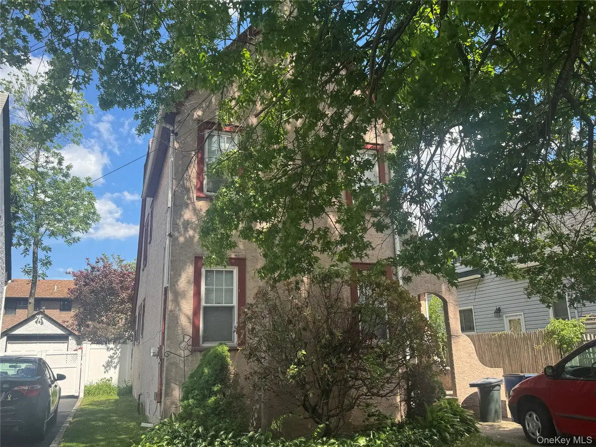 5 York Place, Merrick, NY 11566 - #1