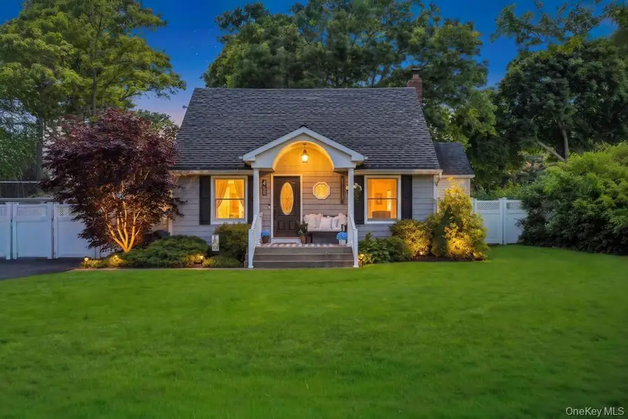 4 Pine Street, Holtsville, NY 11742 - #2