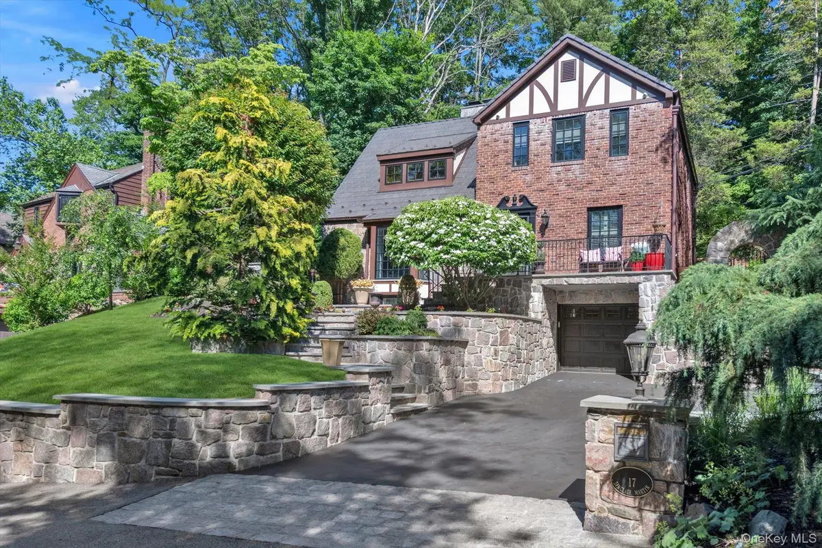 17 Sinclair Martin Drive, Roslyn, NY 11576 - #1