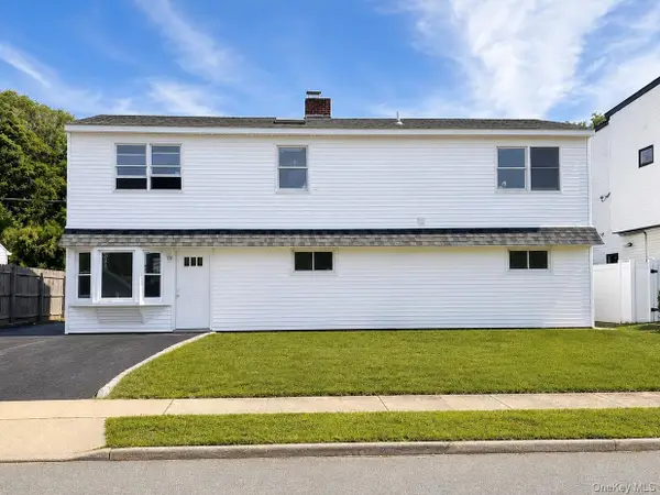 7 Sunrise Ln, Levittown, NY 11763