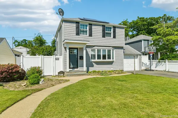93 Crest Road W, Merrick, NY 11566