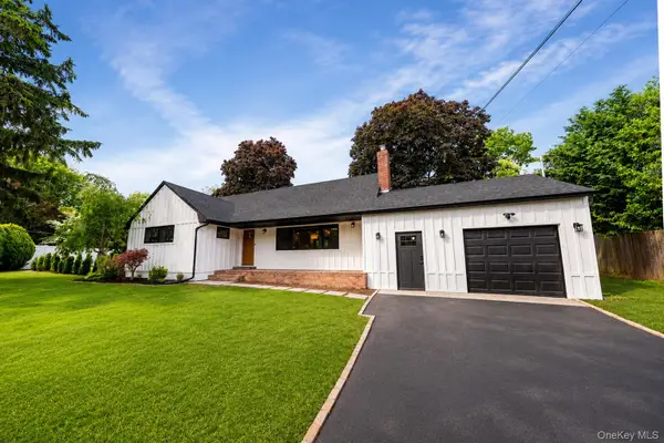 1 Glades Way, Halesite, NY 11743