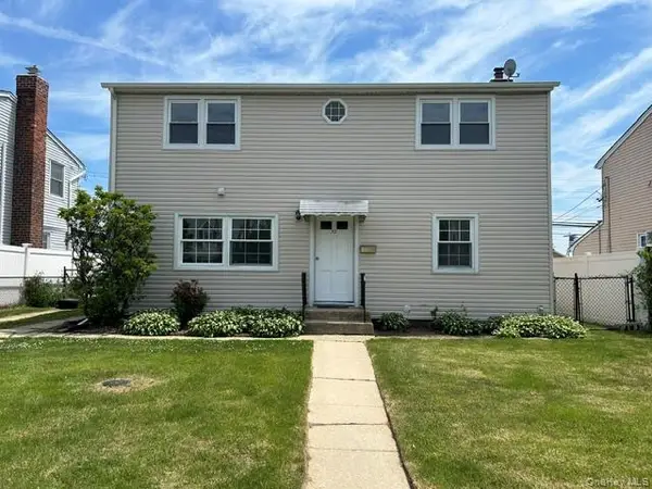 32 Gables Drive, Hicksville, NY 11801