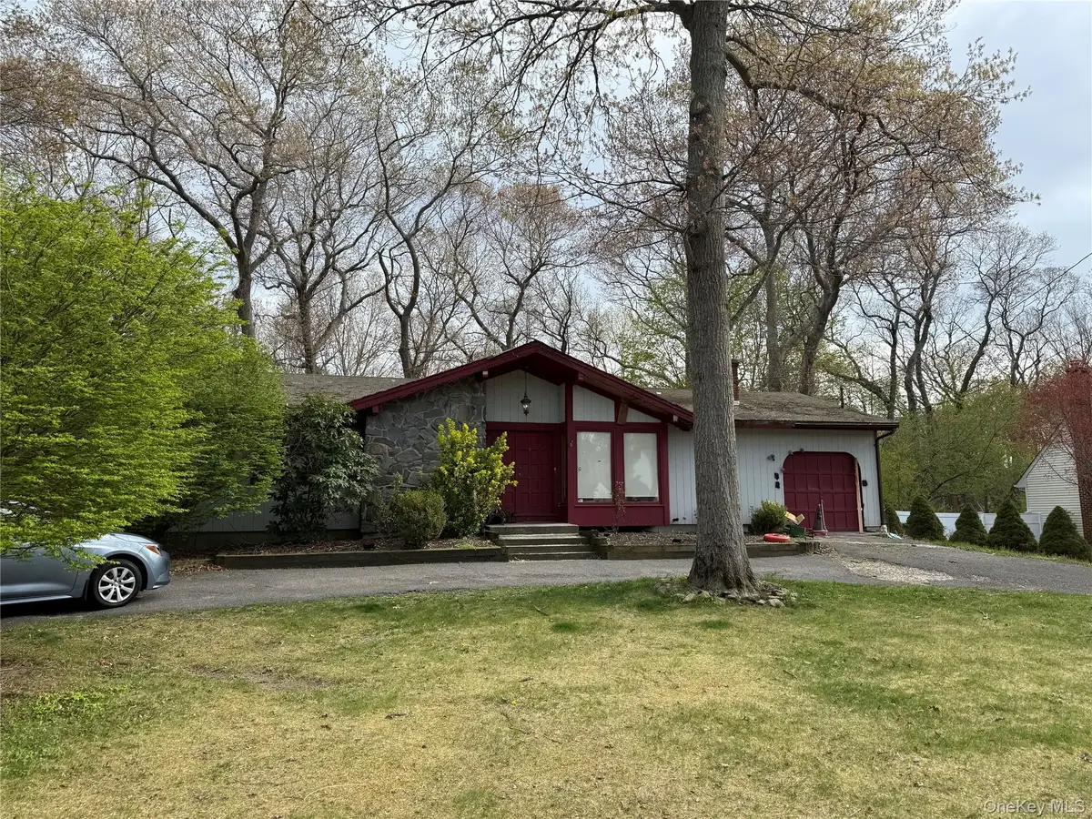6 Loretta Court, Coram, NY 11727 - #1